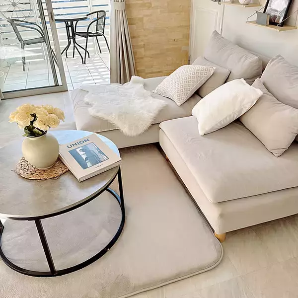 「空間を足元から快適に♪デザインや機能性も幅広いニトリのラグを取り入れた実例6選」の画像