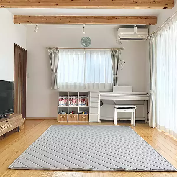 「空間を足元から快適に♪デザインや機能性も幅広いニトリのラグを取り入れた実例6選」の画像