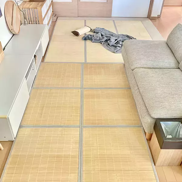 「空間を足元から快適に♪デザインや機能性も幅広いニトリのラグを取り入れた実例6選」の画像