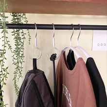 洋服収納のプチストレスをリーズナブルに解消してくれる！100均のおすすめハンガー