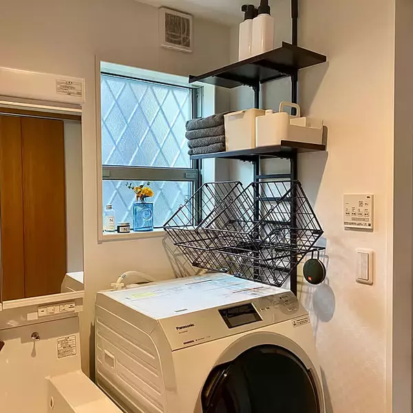 「スペースの悩みをスッキリ解決！洗濯機上が便利になる収納アイデアと暮らしを整える実例集」の画像