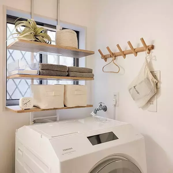 「スペースの悩みをスッキリ解決！洗濯機上が便利になる収納アイデアと暮らしを整える実例集」の画像