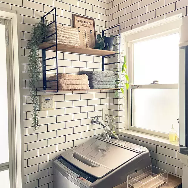 「スペースの悩みをスッキリ解決！洗濯機上が便利になる収納アイデアと暮らしを整える実例集」の画像