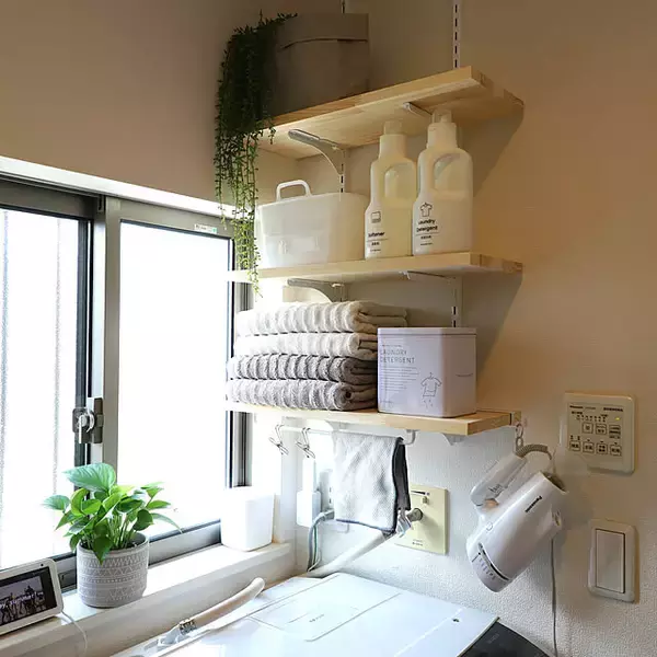 「スペースの悩みをスッキリ解決！洗濯機上が便利になる収納アイデアと暮らしを整える実例集」の画像