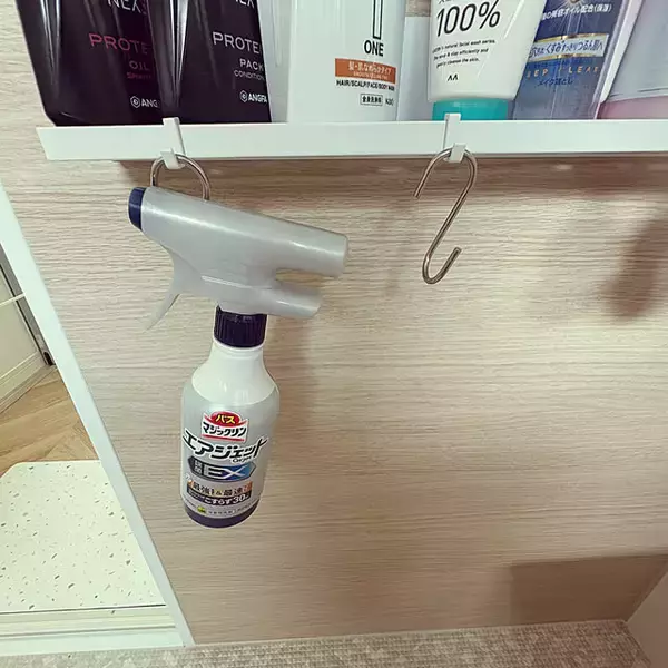 「あれもこれも吊り下げて使いやすく♪S字フックでお家中が快適になるアイデア10選」の画像