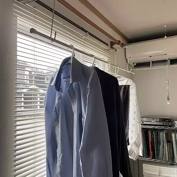 「あれもこれも吊り下げて使いやすく♪S字フックでお家中が快適になるアイデア10選」の画像