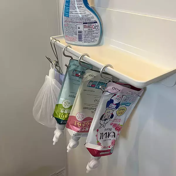 「あれもこれも吊り下げて使いやすく♪S字フックでお家中が快適になるアイデア10選」の画像