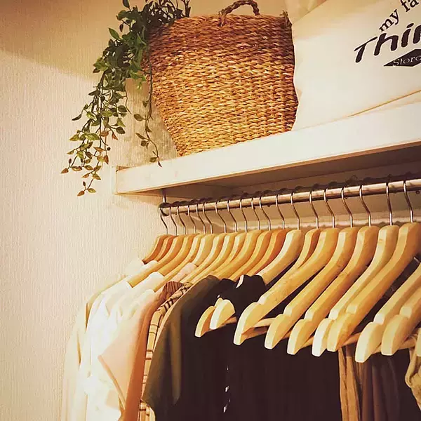 「ちょっとの工夫でクローゼットもスッキリ快適に♪服を持ちすぎないコツ10選」の画像