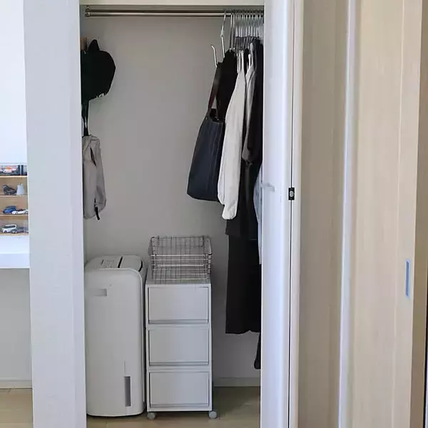 「ちょっとの工夫でクローゼットもスッキリ快適に♪服を持ちすぎないコツ10選」の画像