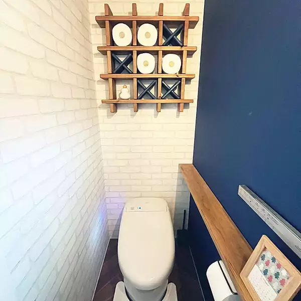 「DIYでとことん自分好みの空間に。トイレを変身させるアイデア集」の画像