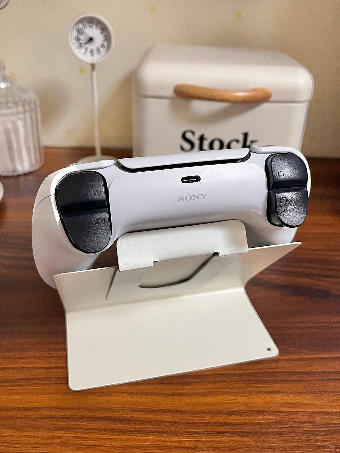 「ブックスタンドでつくる、ゲームコントローラー用スタンド」 by samanthakitchenさん