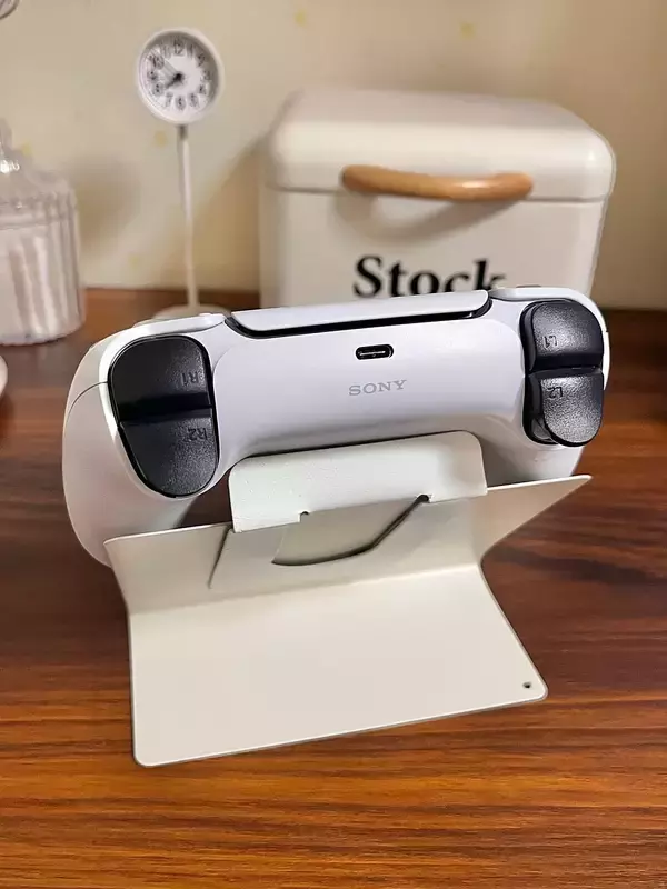 「「ブックスタンドでつくる、ゲームコントローラー用スタンド」 by samanthakitchenさん」の画像