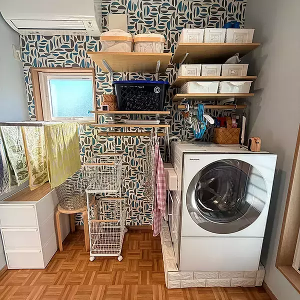 「デッドスペース解消＆家事効率アップ！見た目もばっちりな洗濯機上の収納アイデア集」の画像