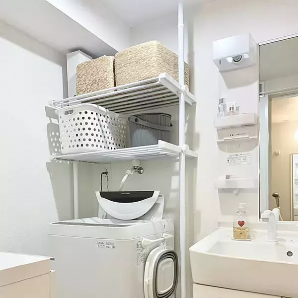 「デッドスペース解消＆家事効率アップ！見た目もばっちりな洗濯機上の収納アイデア集」の画像