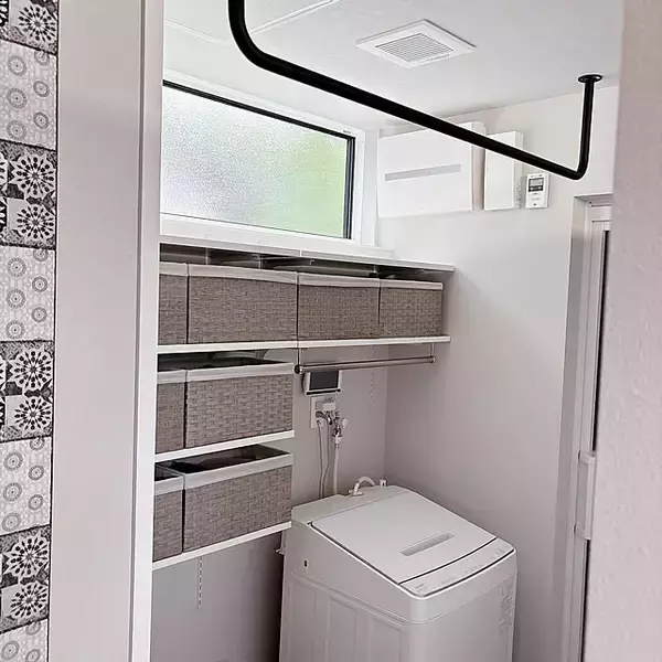 「デッドスペース解消＆家事効率アップ！見た目もばっちりな洗濯機上の収納アイデア集」の画像