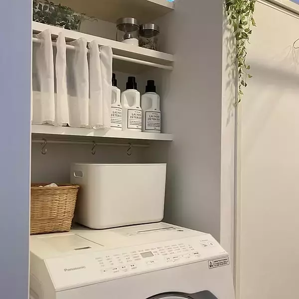 「デッドスペース解消＆家事効率アップ！見た目もばっちりな洗濯機上の収納アイデア集」の画像