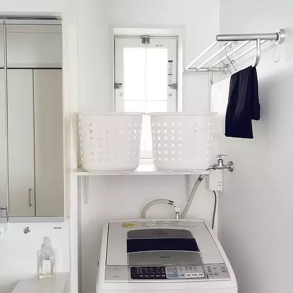 「デッドスペース解消＆家事効率アップ！見た目もばっちりな洗濯機上の収納アイデア集」の画像