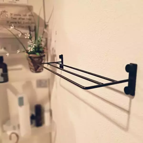 「ひと手間かけて生活感をカバー♪身近な素材で作れる、タオル掛けのDIYアイデア集」の画像