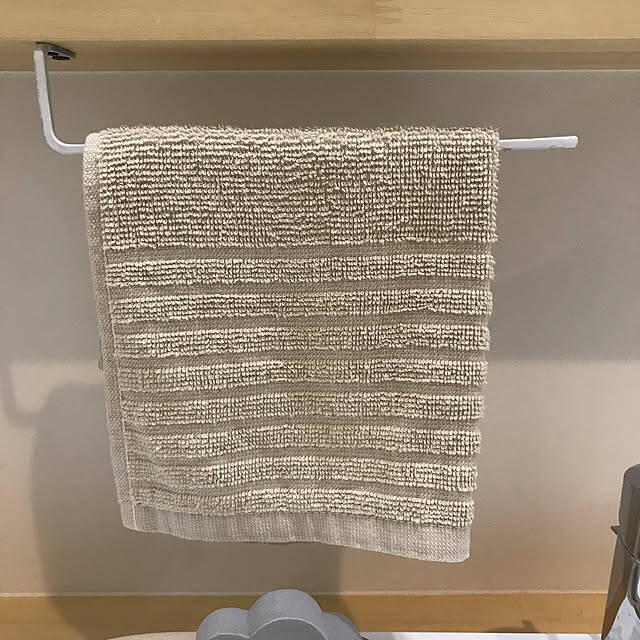 ひと手間かけて生活感をカバー♪身近な素材で作れる、タオル掛けのDIYアイデア集