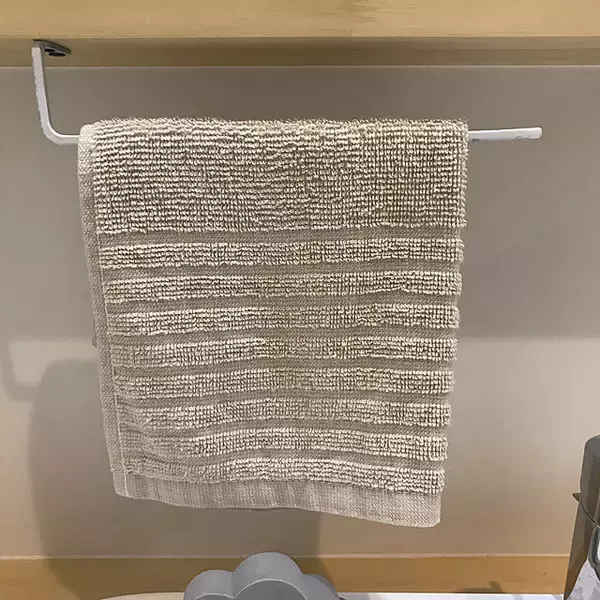 「ひと手間かけて生活感をカバー♪身近な素材で作れる、タオル掛けのDIYアイデア集」の画像