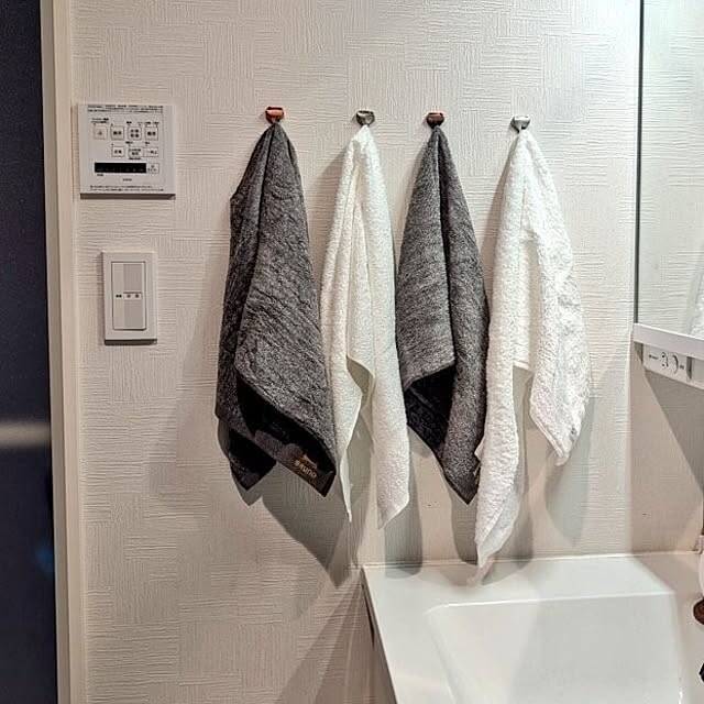 ひと手間かけて生活感をカバー♪身近な素材で作れる、タオル掛けのDIYアイデア集