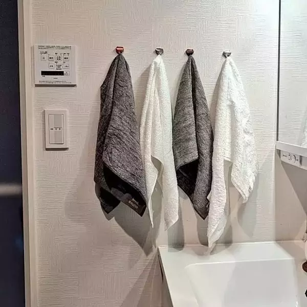 「ひと手間かけて生活感をカバー♪身近な素材で作れる、タオル掛けのDIYアイデア集」の画像