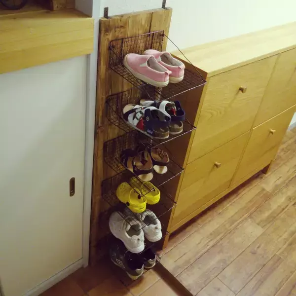 「ひとりで靴のお片付けができる☆子どもの靴置きをDIYしよう」の画像