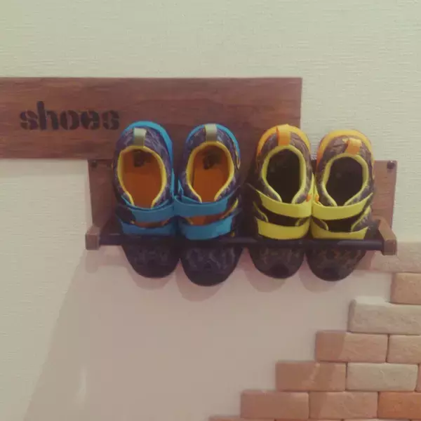 「ひとりで靴のお片付けができる☆子どもの靴置きをDIYしよう」の画像