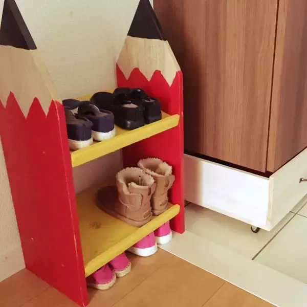 「ひとりで靴のお片付けができる☆子どもの靴置きをDIYしよう」の画像