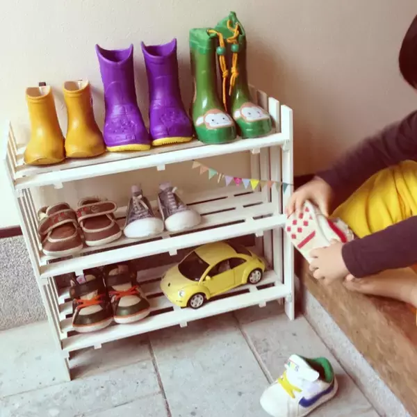 「ひとりで靴のお片付けができる☆子どもの靴置きをDIYしよう」の画像