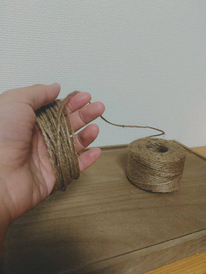 必要工具は手とはさみ 夏仕様を盛り上げるdiy麻紐タッセル By Tajimiさん 連載 10分でできる100均リメイク 17年7月25日 エキサイトニュース