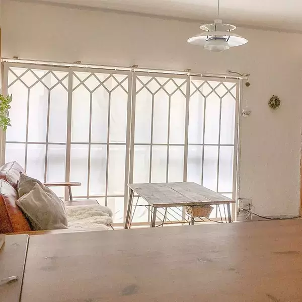 「憧れの海外風の格子窓をつけてみませんか？リメイク&DIY」の画像