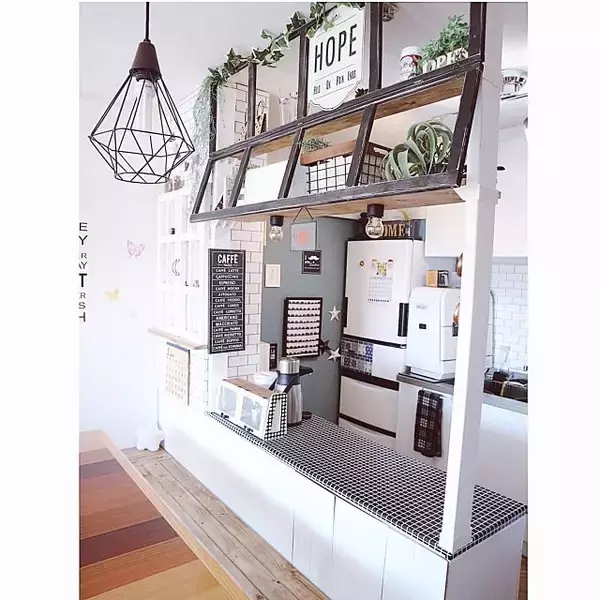 「憧れの海外風の格子窓をつけてみませんか？リメイク&DIY」の画像