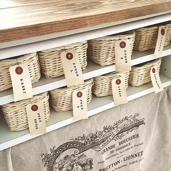 「使いやすさ抜群！キッチンのカトラリー収納アイデア10選」の画像