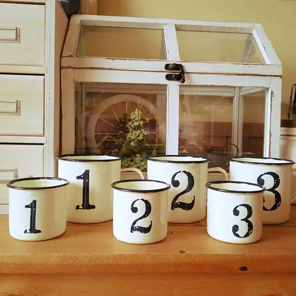 「憧れのホーローマグはダイソーで♡数字を集めて飾るカップ」の画像