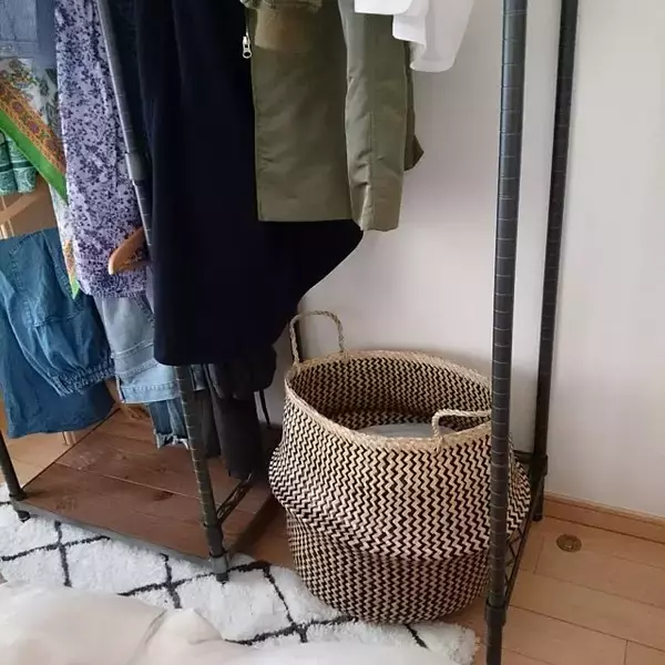 「海外インテリアのよう！IKEAのシーグラスバスケット活用法」の画像