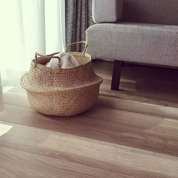 「海外インテリアのよう！IKEAのシーグラスバスケット活用法」の画像