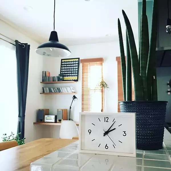 「物語の一場面みたい！無印良品の公園の時計と駅の時計」の画像