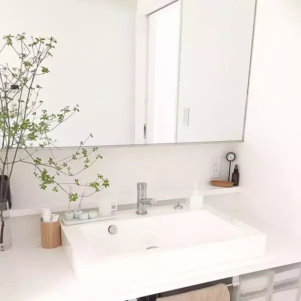 「物語の一場面みたい！無印良品の公園の時計と駅の時計」の画像