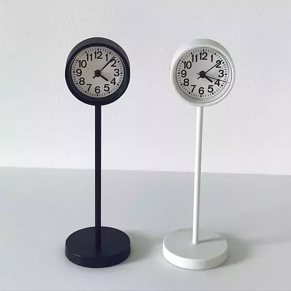 「物語の一場面みたい！無印良品の公園の時計と駅の時計」の画像