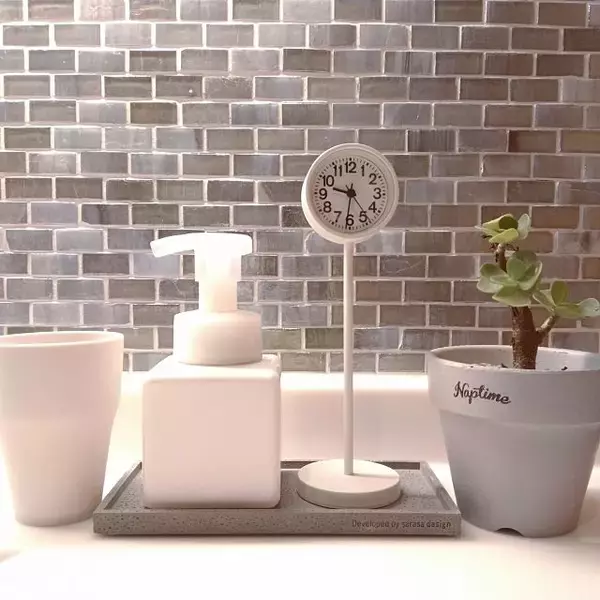 「物語の一場面みたい！無印良品の公園の時計と駅の時計」の画像