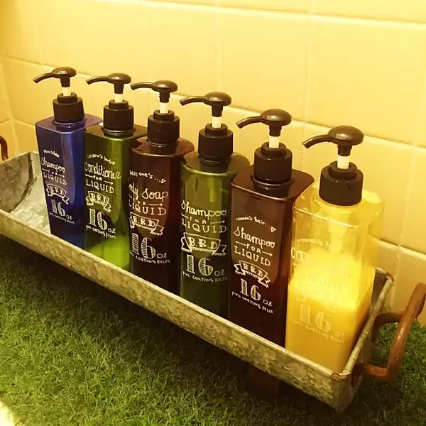 「生活感のない浴室に！使えるダイソーのシャンプーボトル」の画像