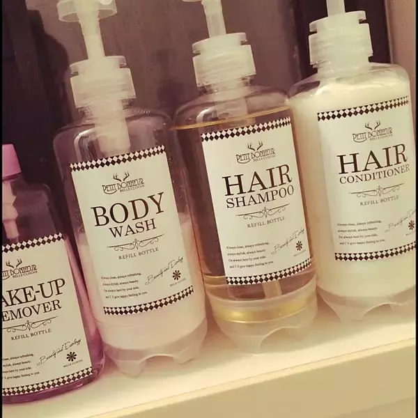 「生活感のない浴室に！使えるダイソーのシャンプーボトル」の画像