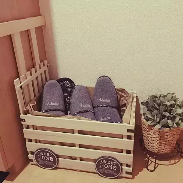 「意外な場所にもマッチ！すのこDIYでできる収納アイディア」の画像