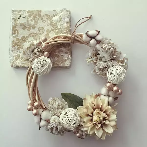 「ペーパーナプキンなどの紙を使って！手作りの飾りいろいろ」の画像