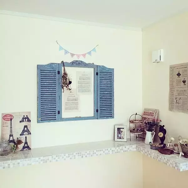 「まるでカフェ！窓枠DIYで憧れの空間を室内でも実現」の画像