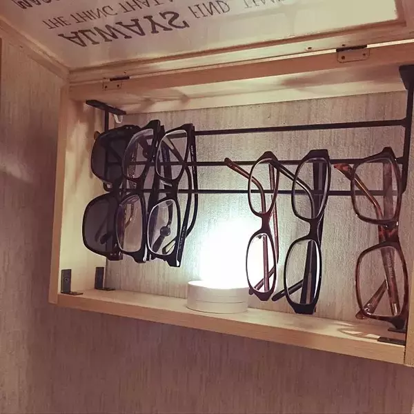 「インテリアとしても楽しめる♪メガネの見せる収納アイデア」の画像
