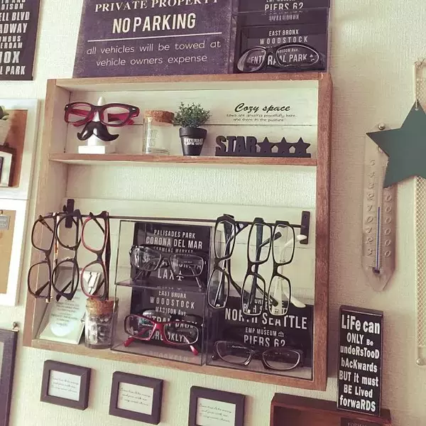 「インテリアとしても楽しめる♪メガネの見せる収納アイデア」の画像