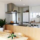 「素朴ながらもシック。大人のナチュラルモダンなキッチン」の画像2