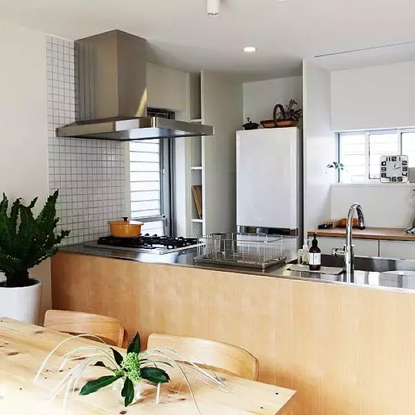 「素朴ながらもシック。大人のナチュラルモダンなキッチン」の画像